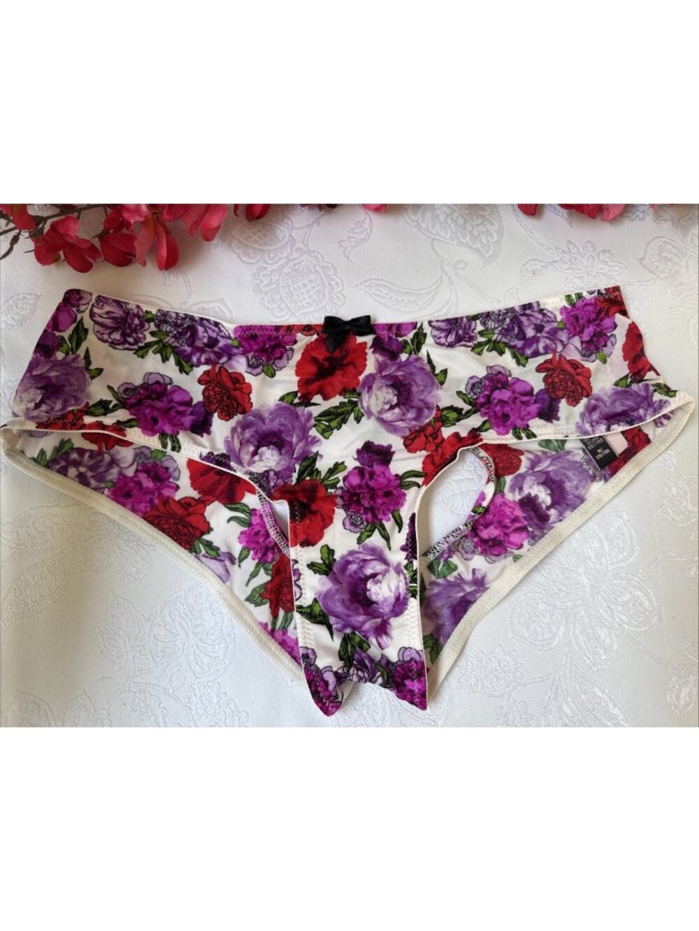 VICTORIA'S SECRET M VERY SEXY FLORAL HEART CUT OUT BACK CHEEKY PANTIES SUMMER